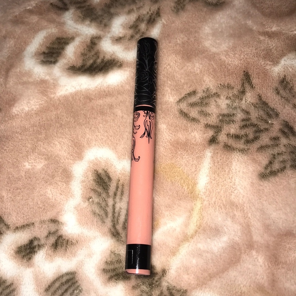 Kat Von D Everylasting: Muñeca